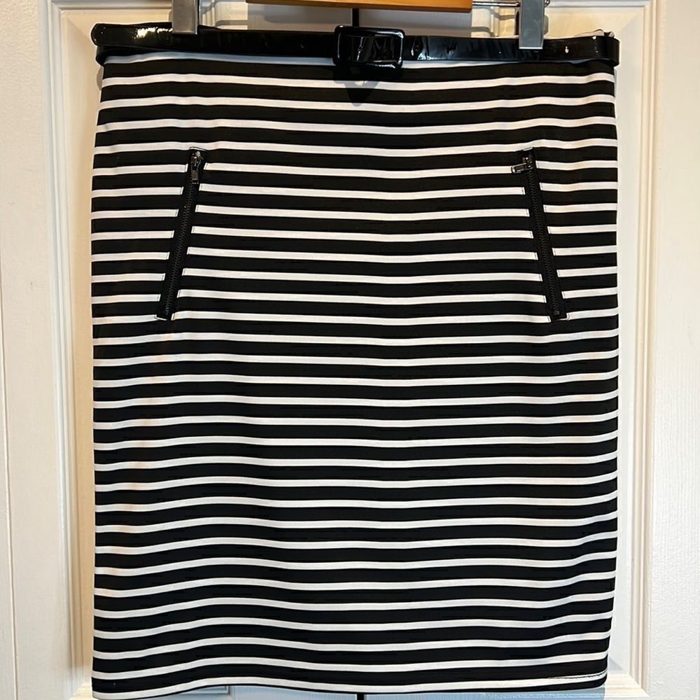 Black and White Striped Knee Length Shirt Size 6